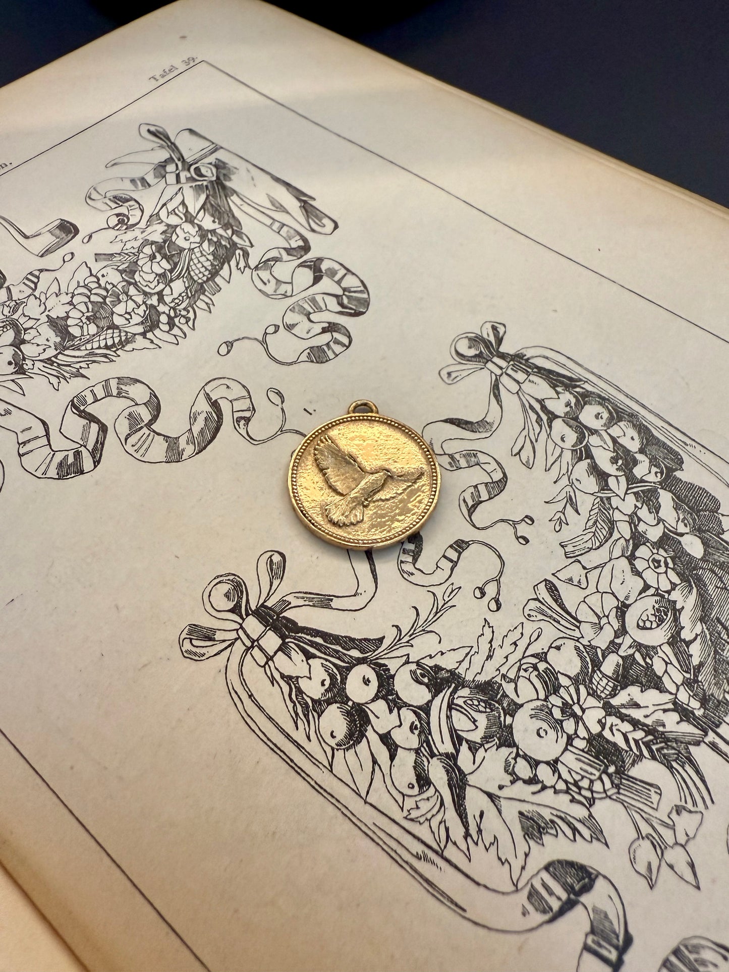 Dove medallion gold 18k on antique book